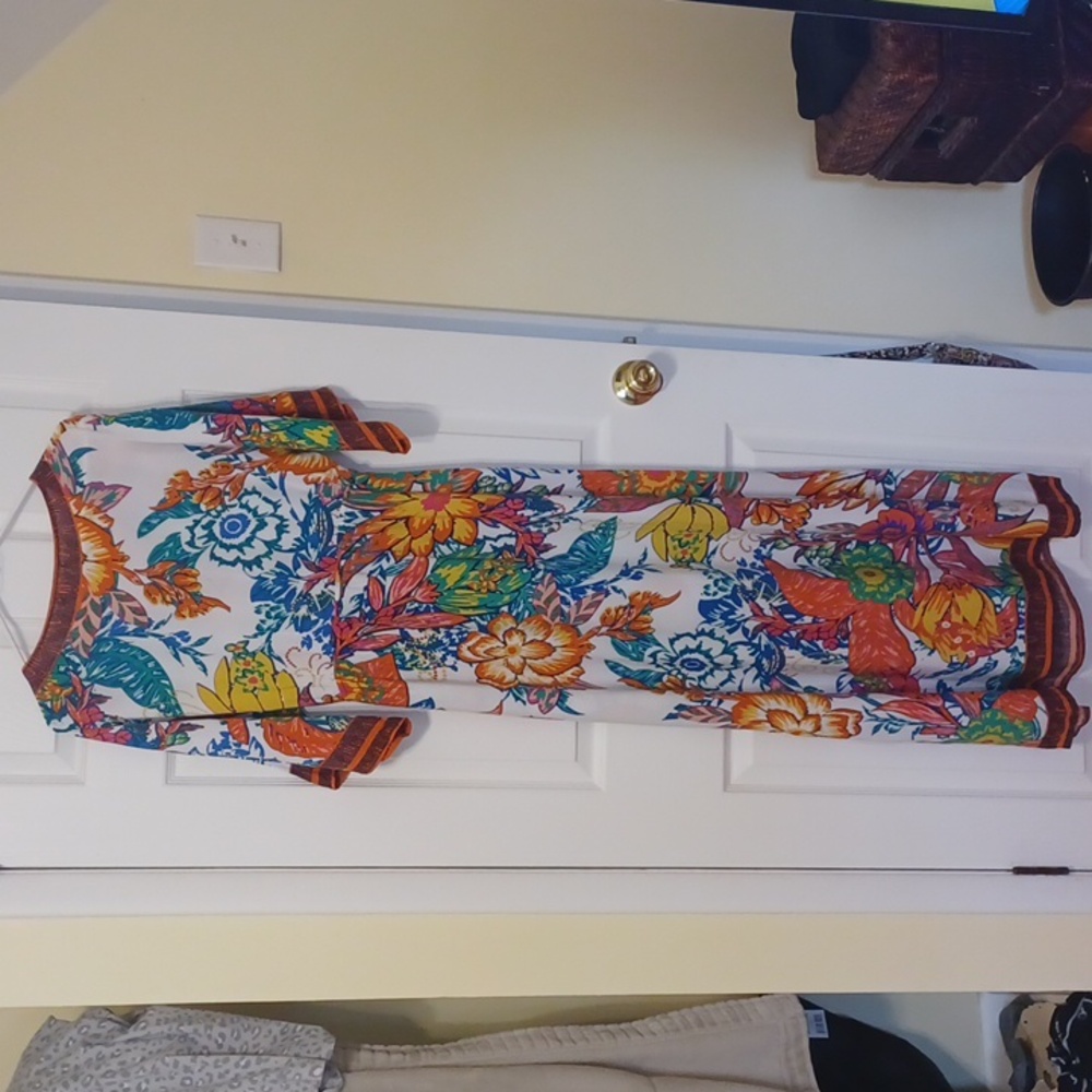 Beautiful floral maxi dress sz M, (tags cut out) in multi color floral print. - Picture 12 of 13